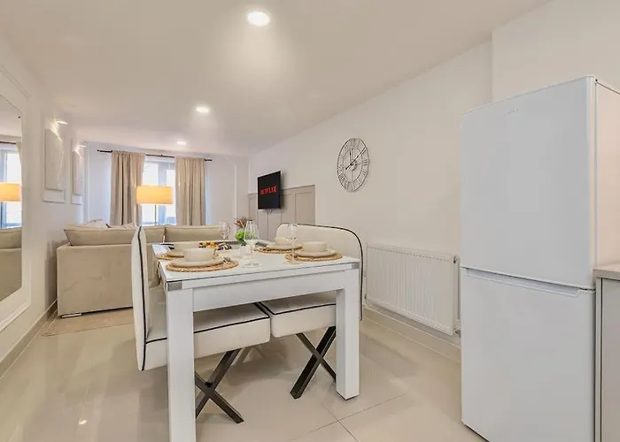 The Ivory Nook, Cozy & Spacious, Sleeps 8 Leeds (West Yorkshire)