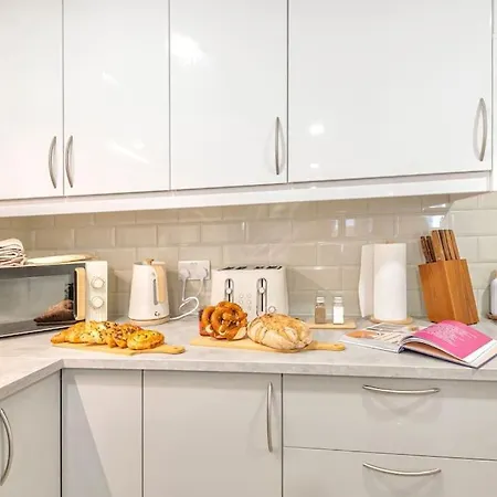 The Ivory Nook, Cozy & Spacious, Sleeps 8 Лідс