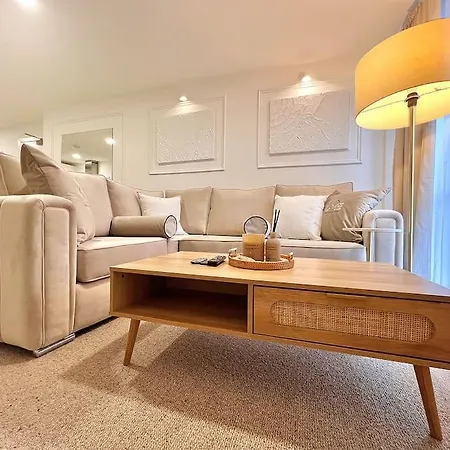 The Ivory Nook, Cozy & Spacious, Sleeps 8 ليدز