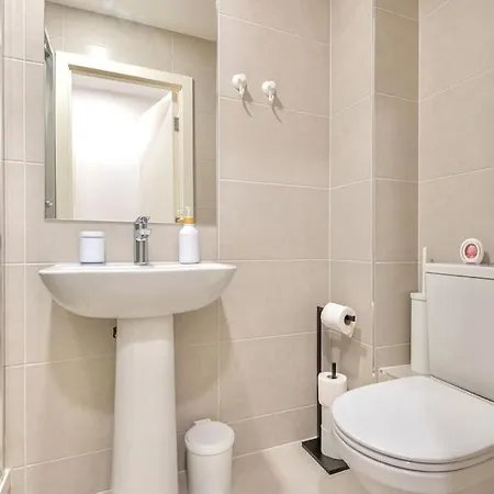 The Ivory Nook, Cozy & Spacious, Sleeps 8 * Leeds (West Yorkshire)