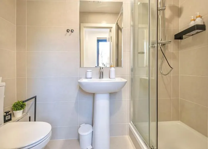 The Ivory Nook, Cozy & Spacious, Sleeps 8 ليدز