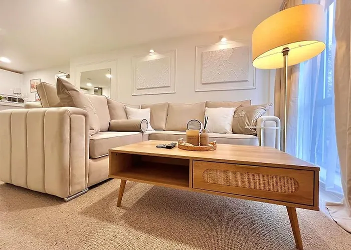 The Ivory Nook, Cozy & Spacious, Sleeps 8 ليدز