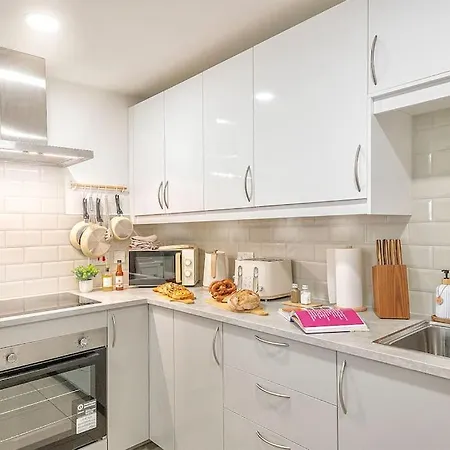 The Ivory Nook, Cozy & Spacious, Sleeps 8 Leeds (West Yorkshire)