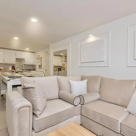 The Ivory Nook, Cozy & Spacious, Sleeps 8 * Leeds (West Yorkshire)