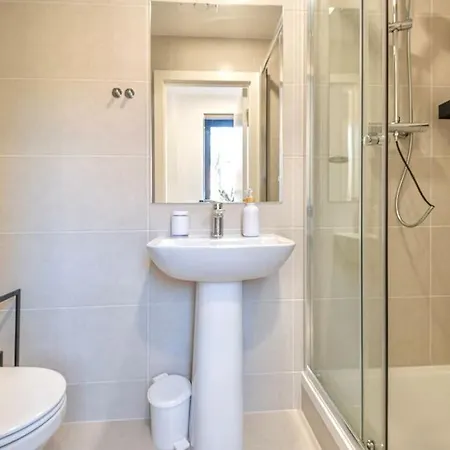 The Ivory Nook, Cozy & Spacious, Sleeps 8 Leeds (West Yorkshire)