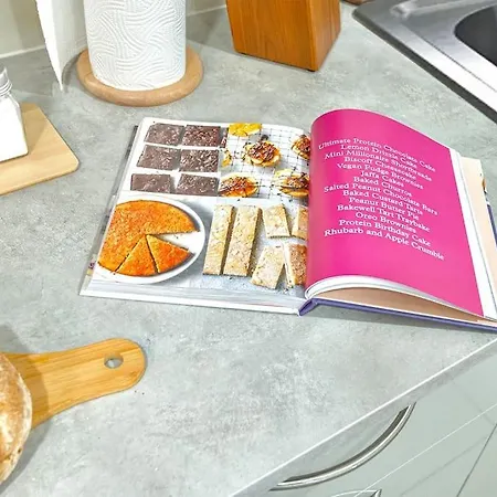 The Ivory Nook, Cozy & Spacious, Sleeps 8 * Leeds (West Yorkshire)