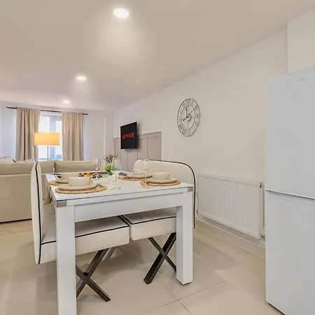 The Ivory Nook, Cozy & Spacious, Sleeps 8 Leeds (West Yorkshire)
